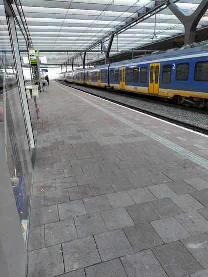 Photo of a quiet platform at Rotterdam Central station.