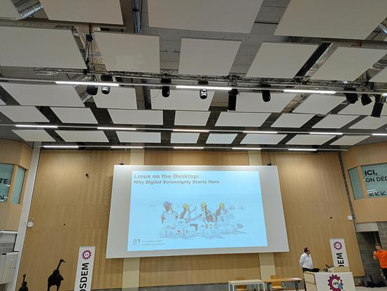 Photo of the opening slide of the Linux on the Desktop – Why Digital Sovereignty Starts Here talk.