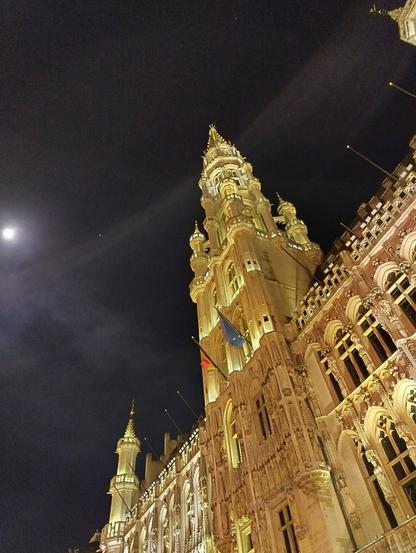 Photo of the city hall of Brussels at the Grote Markt.